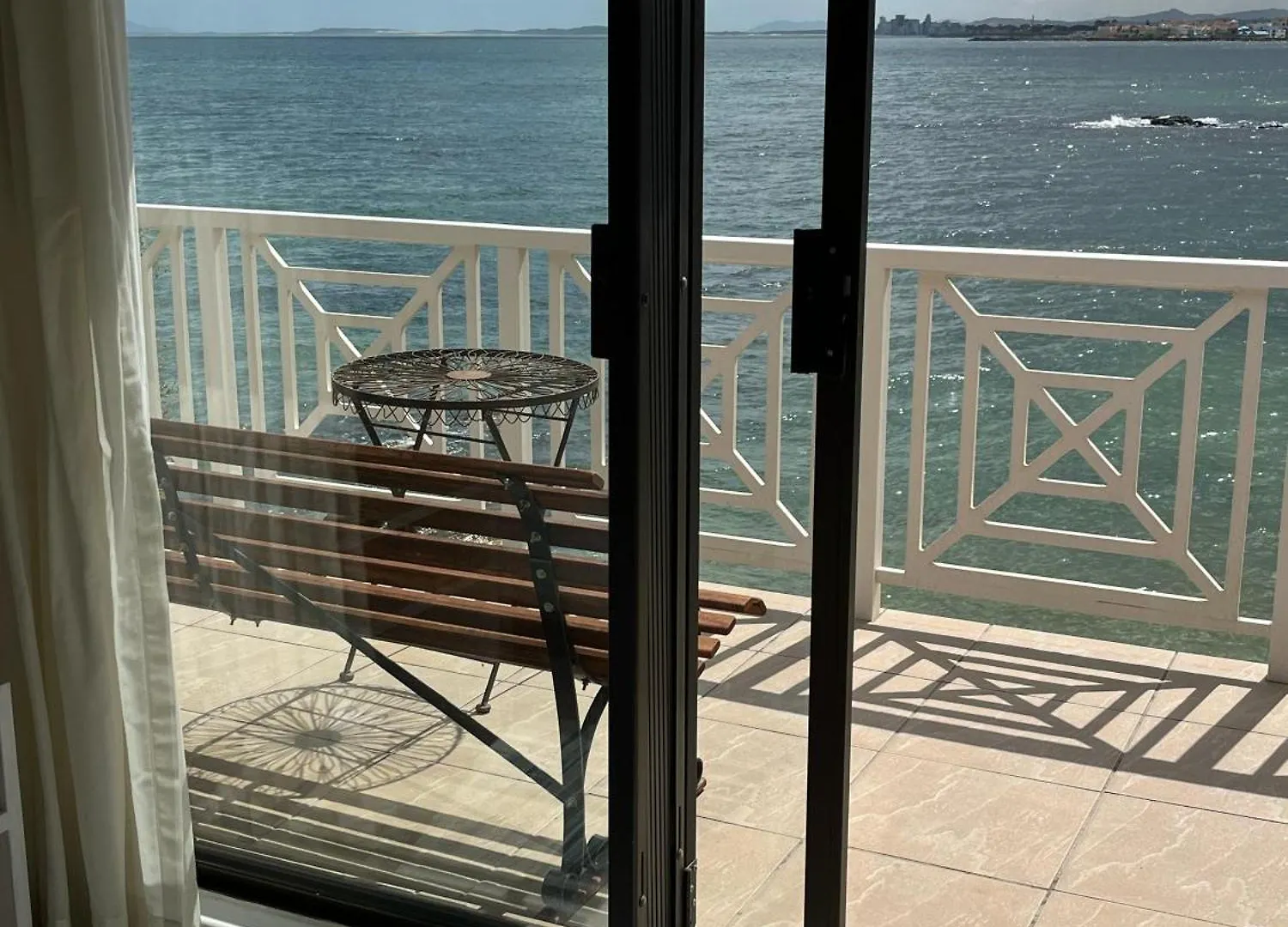 By Die See Gordons Bay 0*,